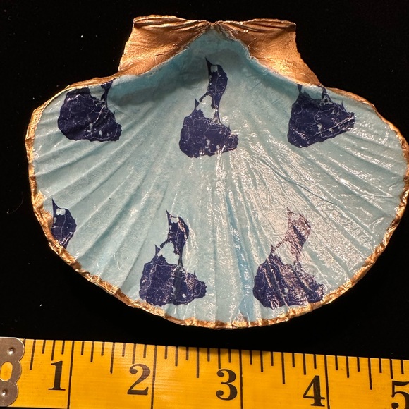 Hand crafted decopauged scallop shell dish with custom Block Island print. - Picture 2 of 5